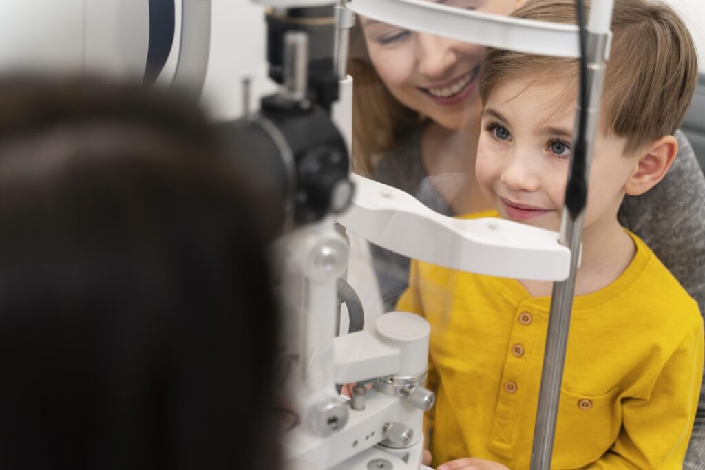 Dra. Júlia Rossetto comenta sobre novas lentes para miopia infantil na Revista Veja